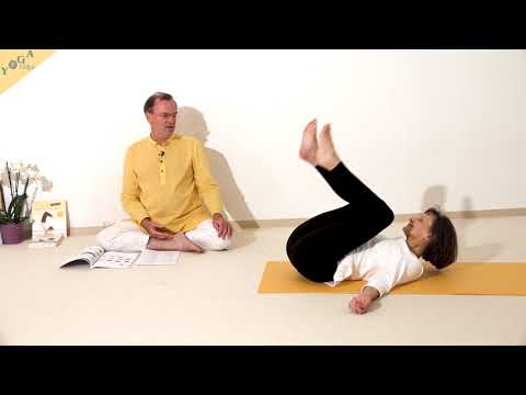 Sanfte Yoga Schlafstellung mit Füßen auf dem Scheitel - Yoga Nidrasana Variation - YogaAsanaLexikon