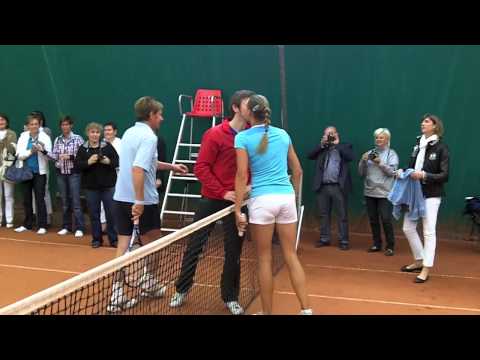Yanina Wickmayer geeft tennisles aan Willy Somers (Radio 2)