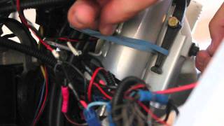Vespa - rubber band fix glovebox lid open problem | MicBergsma