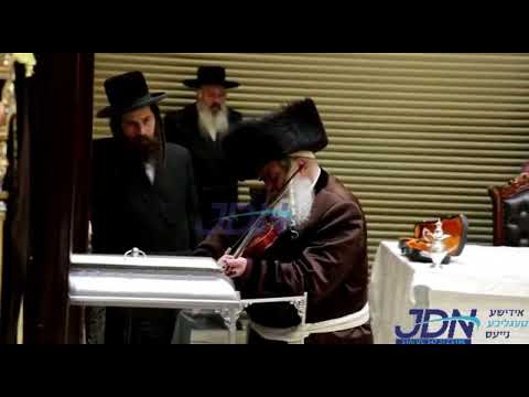 Kretchnif Yerushalayim Rebbe Playing Violin - Chanukah 5783