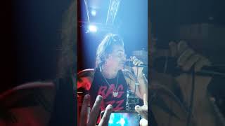 Piero Pelù lancia in aria il telefono di un suo fan per poi sfotterlo