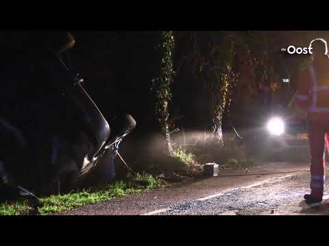 Auto belandt op de kop in sloot in Mariënheem, bestuurder spoorloos