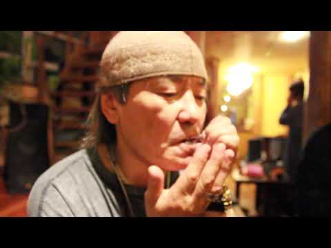 Болот Байрышев играет на русском варгане Стрельникова