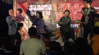preview picture of video 'trio burullu roadshow  radio suzana 91.3 FM @lapangan Wonocolo, Sepanjang part.1'