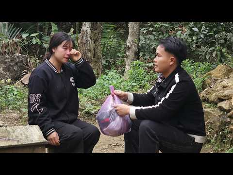 Kind Guy donated warm clothing to 17-year-old homeless single mother - Ly Tieu Moc