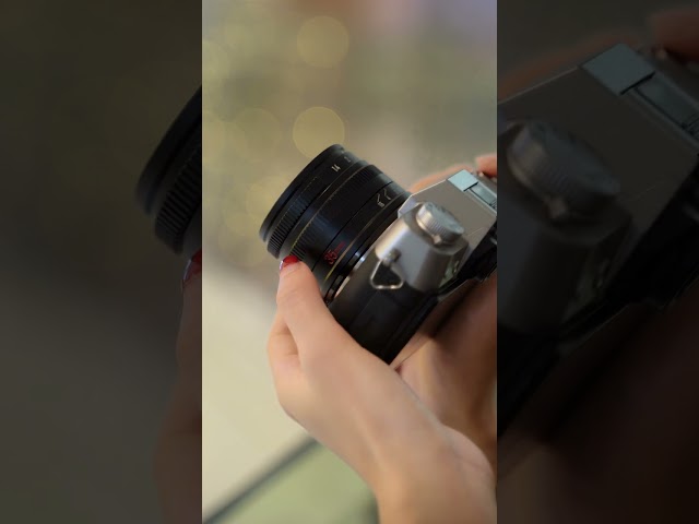 Vídeo relacionado con Lente 7Artisans AutoFocus 35 mm F1.8 APS-C Frame Lite Serie F1.8 de Gran Apertura Compatible con reconocimiento Facial y Ocular Compatible con Fujifilm Fuji X-H/T/T30/S/E/A Series Fuji X-E2 Fuji X-T2