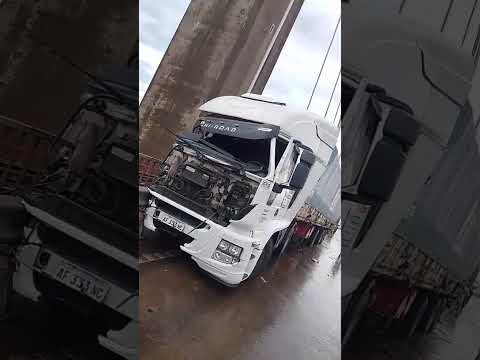 Choque de Camiones en el Puente Zarate Brazo Largo
