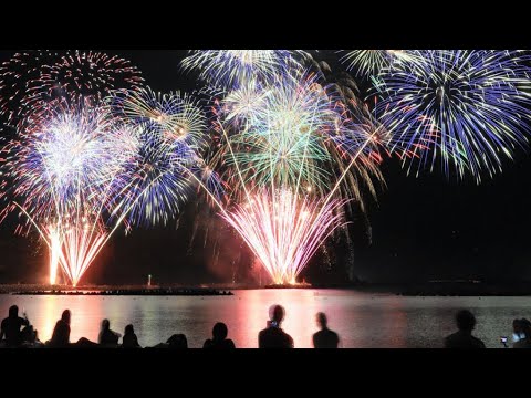 海と夜空を彩る打ち上げ花火２５００発　豊岡・竹野浜で３年ぶりに光のショー