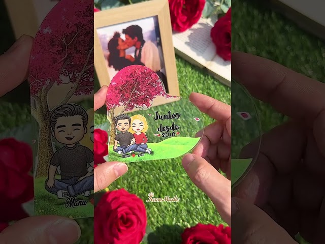 Vídeo relacionado con Figura Personalizada De Pareja Acrílico,Estilo de Placa con Foto Personalizada de Dibujos Animados,Regalo San Valentin para Hombre Mujer,Decoración de Escritorio Para Oficina, Sala y Dormitorio