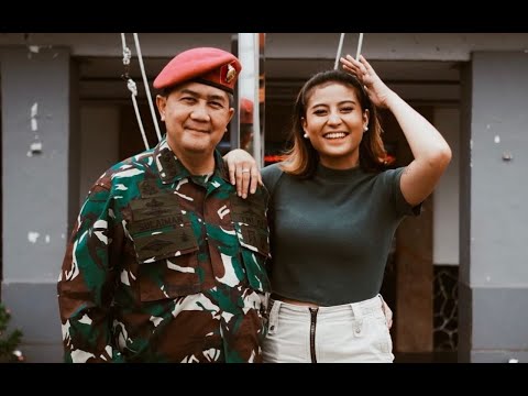 Awkarin Pamer Foto Bareng Sang Ayah Yang Pakai Seragam TNI, Warna Baret Timbulkan Tanda Tanya