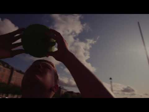 Bolden triller fra pande, ned over bryst og grib