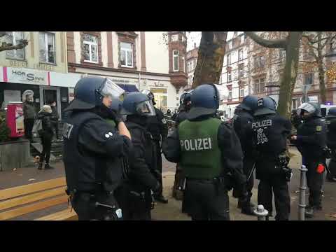 ANTIFA UND POLIZEI IN FRANKFURT: POLIZEI DRÄNGT ANTIFA AB