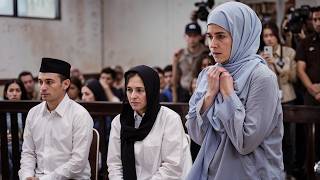 Ela descobre que o marido a está traindo com a mãe dela e os leva ao tribunal.