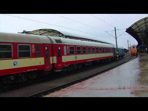 Odjezd ČD 749.039-4 s reklamním nátěrem AŽD Praha na rychlíku z Prahy hl.n