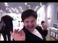 Young Boy Dances In The Apple Store - Парень танцует в ...