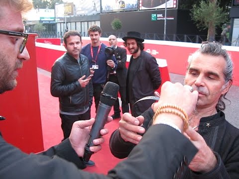 PIERO PELU INCAZZATO SPUTA SULLA TELECAMERA DELLE IENE CORTI E ONNIS ROMA 18 10 2016