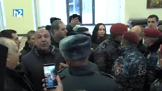 Զուգարան էլ առանց ձեզ չեն գնում. թուրքի հետ բանակցելուց էլ թող տանե. Վահագն Չախալյանը՝ ոստիկաններին
