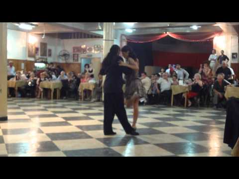  Andres Laza Moreno  and  Isabel Acuña  are  dancing  to  the  tango  "  Viviani  "