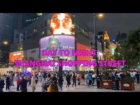 ESTRADA DE COMPRAS DO DIA À NOITE EM SHANGHAI. NANJING ROAD SHANGHAI CHINA