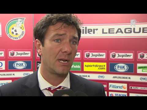 Interim-trainer Peter van den Berg in gesprek met Ruud van Os