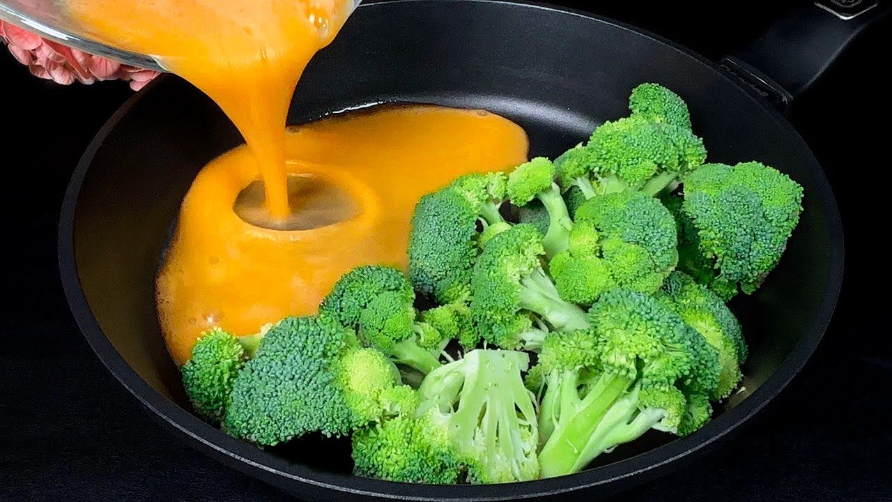 The BEST way to cook broccoli with eggs!