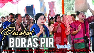 Download lagu Giving Boras (Rice) to Warden Ni Tondi at a Toba Batak wedding mp3