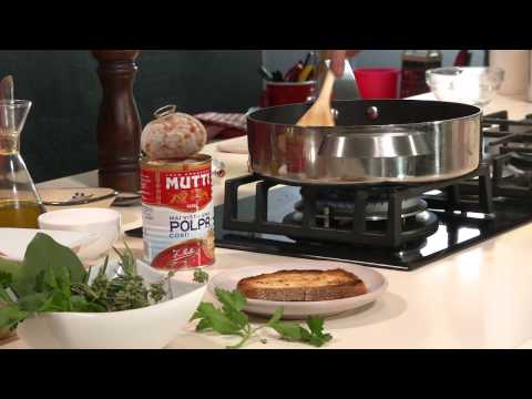 Filetto di sgombro su salsa di cipolle e pomodoro