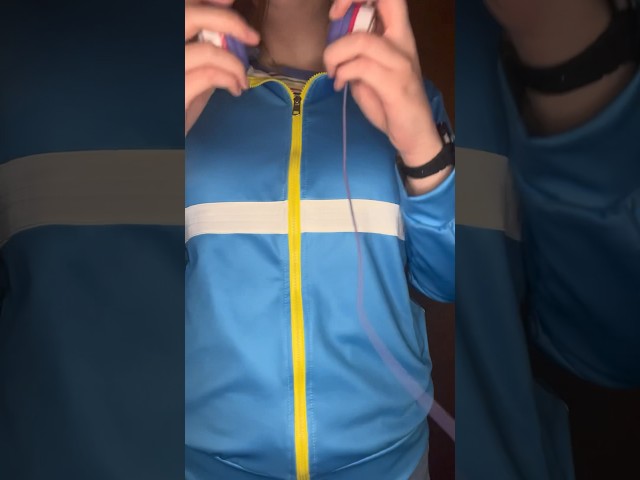 Vídeo relacionado con Disguise Disfraz de Max Mayfield, chaqueta oficial de Stranger Things con auriculares sintéticos, talla para niños (14-16)