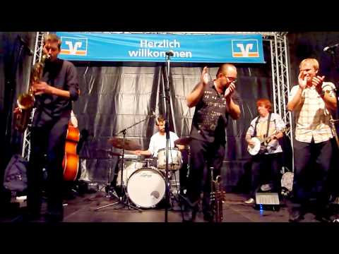 Second Line Jazzband plays 'Moonlight And Roses'