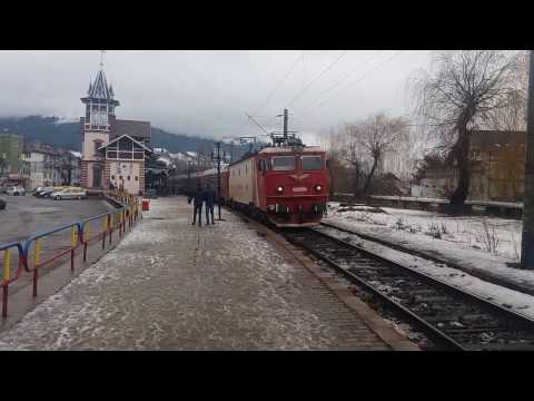 Trenul IR 1831 Galați-Cluj-Napoca,tractat de locomotiva electrică  40-0361-2,pleacă din Vatra Dornei