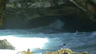 preview picture of video 'dangerous entrance and exit for surfing in Uluwatu Bali 2008'