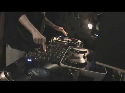 DJ Casketkrusher mixing (2)