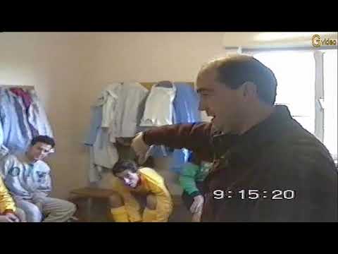 LA SQUADRA DI CALCIO DELLA RIPA SPINETTA NEGLI SPOGLIATOI DEL PARCO DELLA GIOVENTU' CUNEO. ANNO 1991