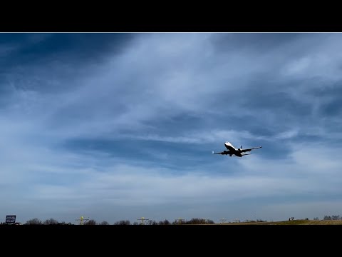 Przelot samolotu nad autostradą A4 Kraków Balice Lotnisko autostrada samolot #fly #krakow #airport