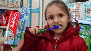 Lina Annesinden Gizli Markette Dişlerini Fırçal