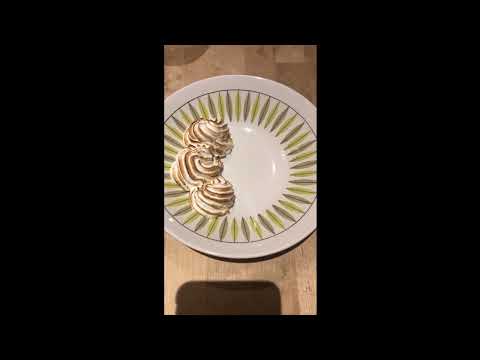 Hemlagad vaniljglass med italiensk maräng, blåbär och halloncoulis