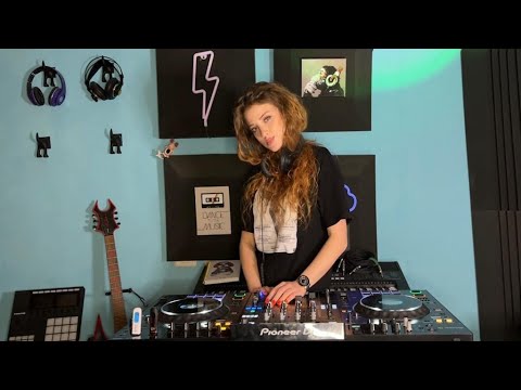 Erika Krall- KRALLING # 34 (Melodic House, Indie Dance, Tech House)