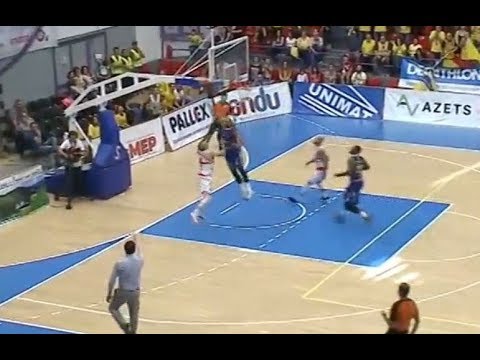 Monyea Pratt blocks Andrei Mandache