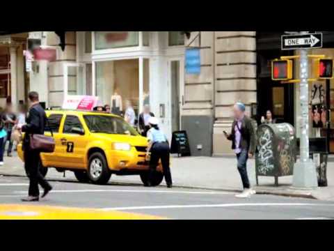 Γυναίκα τροχονόμος εκνευρίζεται και σηκώνει στον αέρα ταξί με τα χέρια