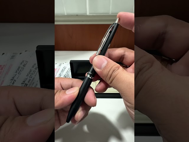 Vídeo relacionado con PILOT - Bolígrafo Premium Acro 1000 en Caja Regalo Plata - Tinta Muy Suave para una Fluidez de Escritura Inigualable - Bolígrafo Recargable y Retráctil - Tinta Negra - Punta Media