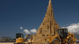 When the world’s your sandbox, you can think big—Guinness World Records big. Watch Cat® equipment construct the world’s tallest sand castle.