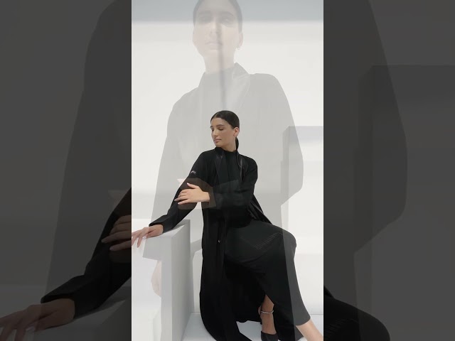 عباية سوداء بـ ياقة حرير وأزرار