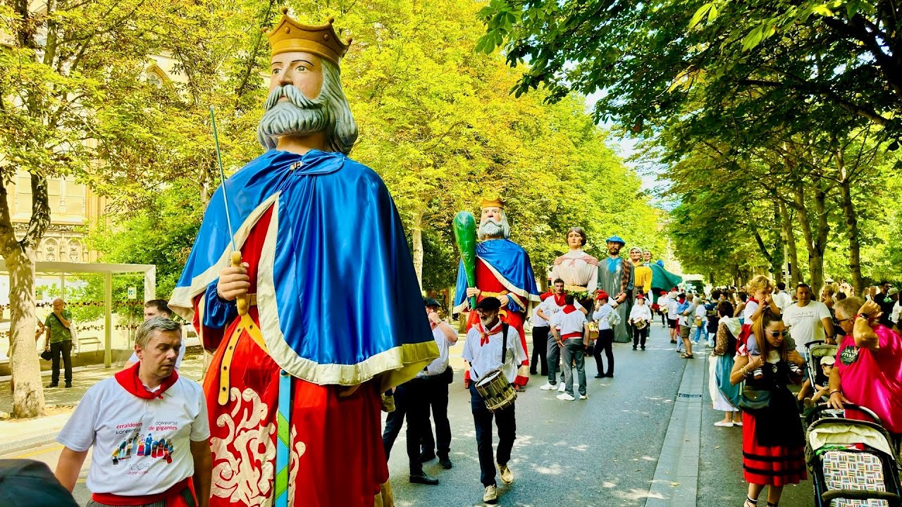 Gigantes y Cabezudos Vitoria Gasteiz 2024 | Parade of Giants and Bigheads Vitoria Gasteiz 2024