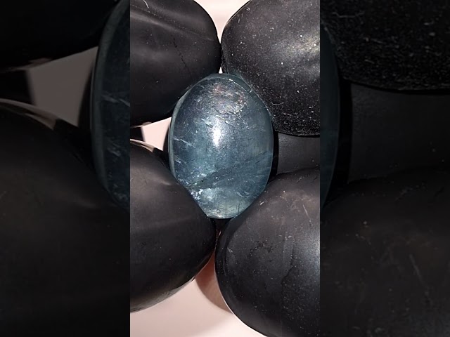 حجر فلورايت طبيعي مفحوص بشهادة مختبر