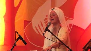 The Angels are Listening: Snatam Kaur sings Suṉi-ai with Ajeet Kaur at Sat Nam Fest