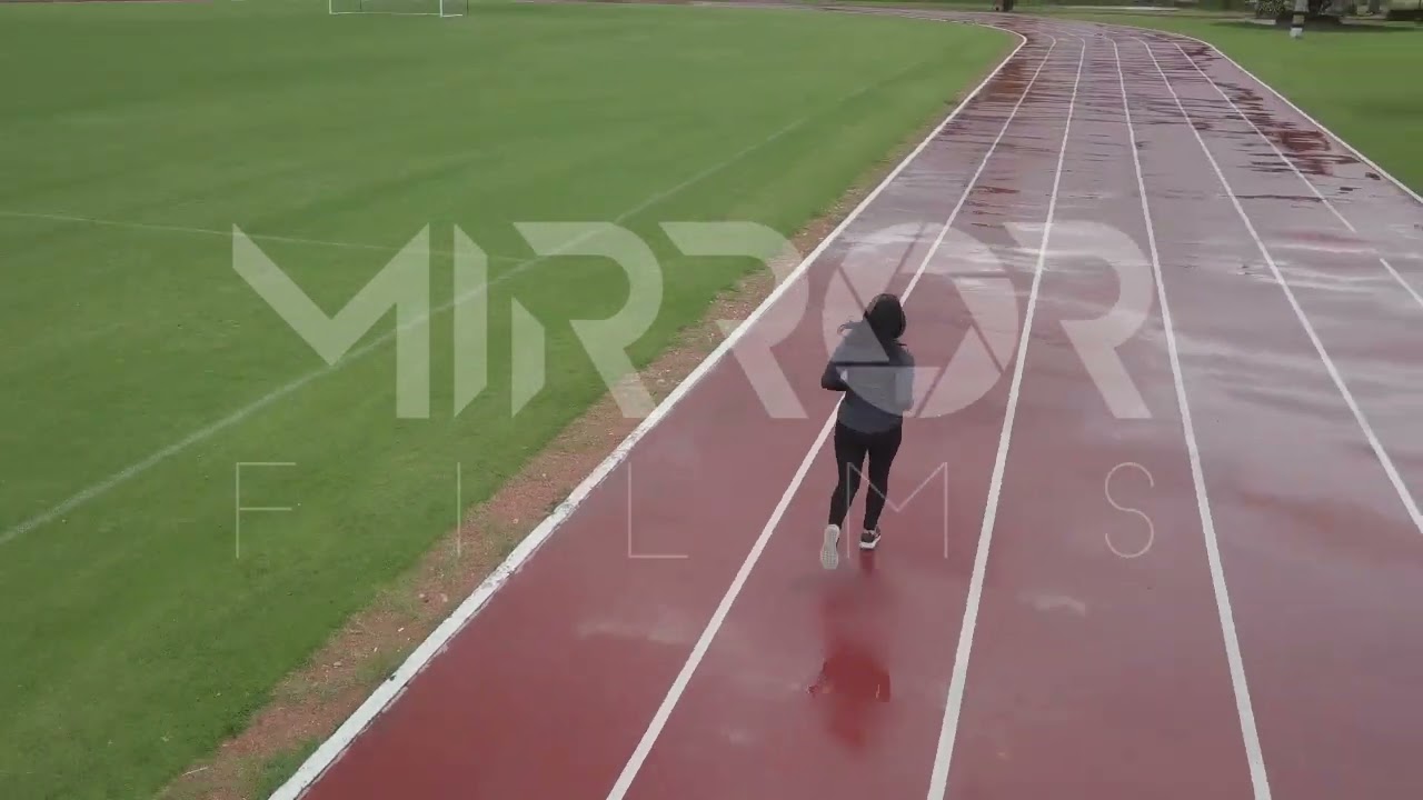 Mujer en pista de atletismo P9