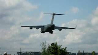 preview picture of video 'Lądowanie C-17A Globemaster III na AirShow Radom 2009'