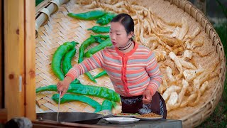 Video : China : Chicken and chili dish