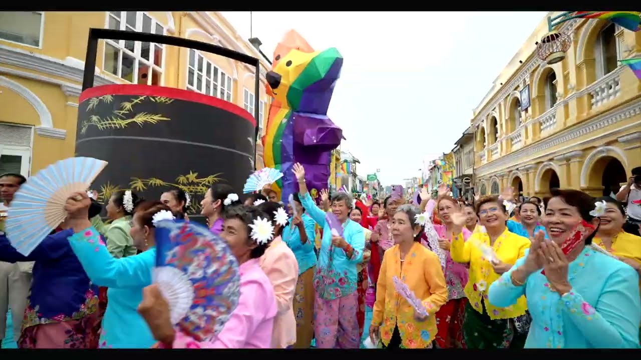 Experience the vibrant visuals of the Phuket Peranakan Festival!