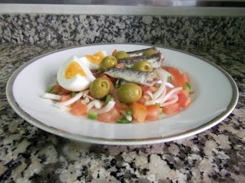 Ensalada de tomate con sardinas